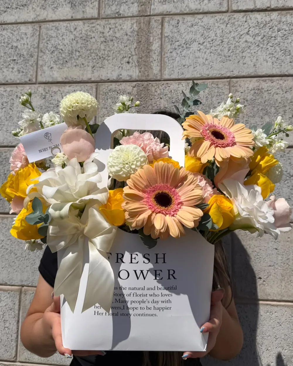 Bolsa floral: Gerbera + lili rose + rosa amarilla + rosa novia + dólar + rado + dalias + alelí + clavel