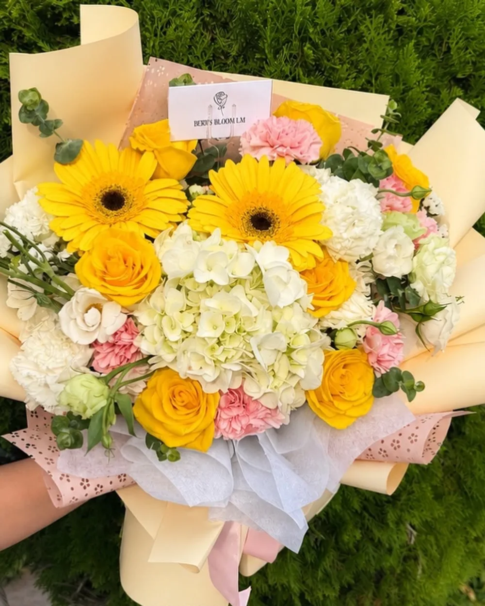 Ramo Premium: Hortensia blanca + rosas amarillas + claveles rositas + gerbera + lisianthus + dólar